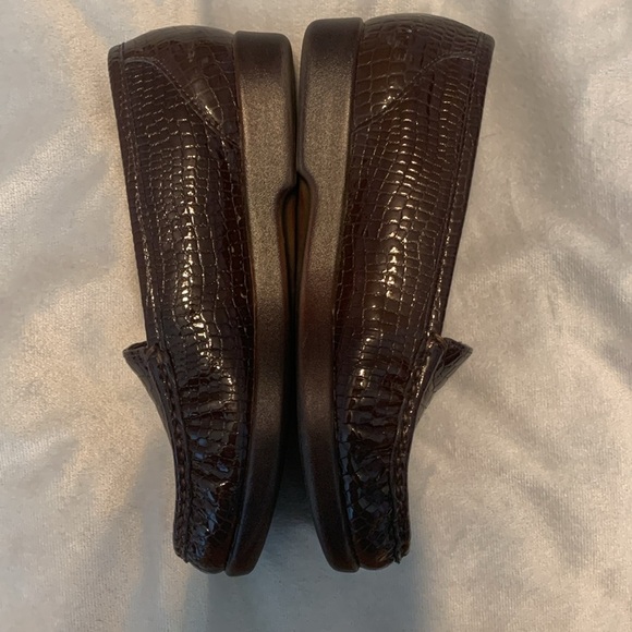 SAS womens Dark Brown Croc-Embossed Loafers slip on size 6.5 WW simplify - Picture 3 of 6